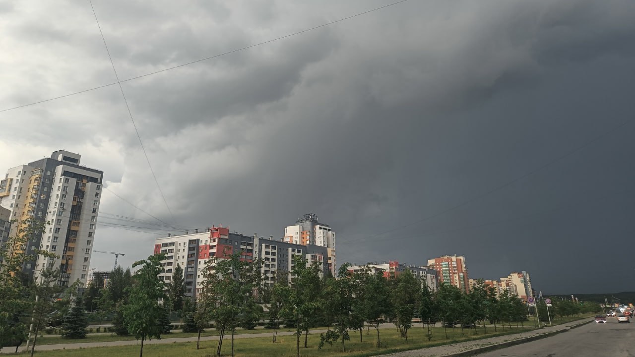 Штормовое предупреждение в Челябинской области Грозы, град и сильные дожди накроют Южный Урал. В отдельных районах возможно усиление ветра до 25 м/с Штормовое предупреждение объявлено до конца субботы, а также ночью и днем 22 июня. При сильном ветре жителям региона рекомендуют не выходить из зданий. Водителям советуют не оставлять машины под деревьями. «Не подходите к оборванным проводам. Не стойте вблизи слабо укрепленных конструкций. Если сильный ветер застал вас на улице, укройтесь в подземном переходе или подъездах зданий», - подчеркивают в Министерстве общественной безопасности Челябинской области. Фото: ГТРК «Южный Урал» Вести Южный Урал Челябинск