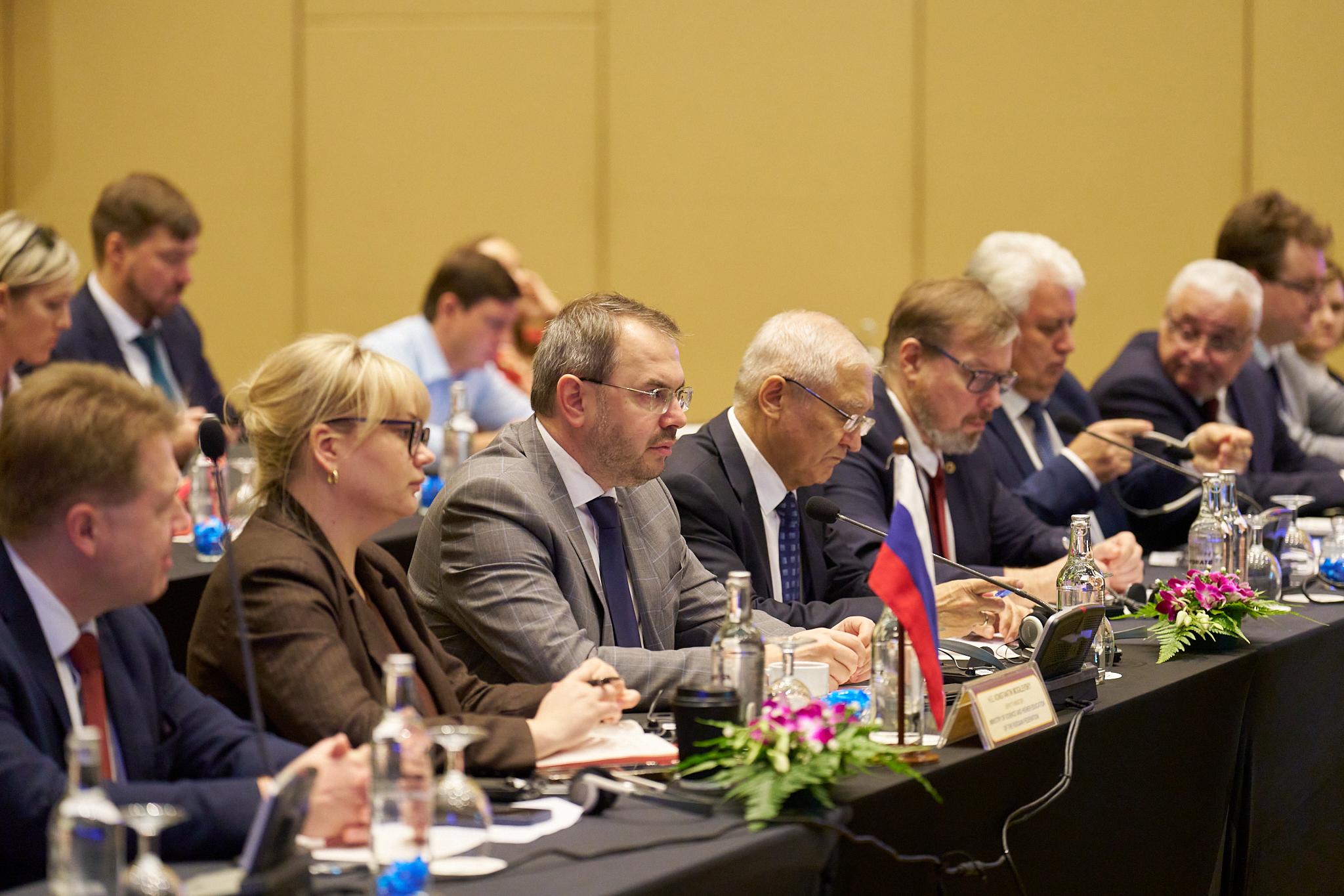 Дальнейшие шаги по развитию научного сотрудничества России и Малайзии обсудили на острове Лангкави Делегации двух стран встретились на Научном круглом столе который прошел в рамках IV заседания Российско Малайзийской межправительственной комиссии по экономическому научно техническому и культурному сотрудничеству В мероприятии приняли участие более 50 ректоров ведущих университетов и руководителей крупных научных институтов двух стран Ключевой темой обсуждения стали перспективные направления для научно технического партнерства Собравшихся поприветствовали заместитель Министра науки и высшего образования Российской Федерации Константин Могилевский и Генеральный секретарь Министерства высшего образования Малайзии Анеси Ибрагим В своем выступлении замглавы Минобрнауки России отметил что взаимодействие между двумя странами заметно активизировалось в том числе на уровне высшего руководства Разрабатывается новое межправительственное соглашение которое придаст дополнительную динамику партнёрству России и Малайзии в научной сфере позволит наращивать потенциал в приоритетных областях где уже достигнуты конкретные результаты Российские и малайзийские ученые активно взаимодействуют за последние годы в соавторстве с исследователями из Малайзии подготовлено почти 2 тыс публикаций по направлениям ядерной физики материаловедения возобновляемой энергетики электроники и электротехники и многим другим Перспективной представляется кооперация в области экологии Отдельно Константин Могилевский отметил потенциал многосторонних форматов сотрудничества в том числе в рамках БРИКС диалогового партнерства Россия АСЕАН а также пригласил малайзийских ученых принять участие в V Конгрессе молодых ученых который пройдет в Сириусе с 26 по 28 ноября Проведение сегодняшнего Научного круглого стола важный шаг в развитии научного взаимодействия между нашими странами Я прошу своих коллег воспользоваться этой возможностью для того чтобы установить прямые контакты с малайзийскими учеными и организациями выявить точки роста и определить конкретные шаги дальнейшей кооперации Будем работать над тем чтобы сегодняшняя встреча стала отправной точкой для масштабного и взаимовыгодного научного сотрудничества заключил Константин Могилевский Анеси Ибрагим в свою очередь отметил значимость сотрудничества России и Малайзии особенно в сфере науки и высшего образования Он также подчеркнул что проведение Научного круглого стола является ценной возможностью для обмена идеями и поиска новых направлений взаимодействия МАХ ВК ДЗЕН