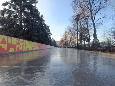 Первый каток в Самаре уже начали заливать на самарской набережной   На данный момент точная дата открытия катка еще неизвестна.