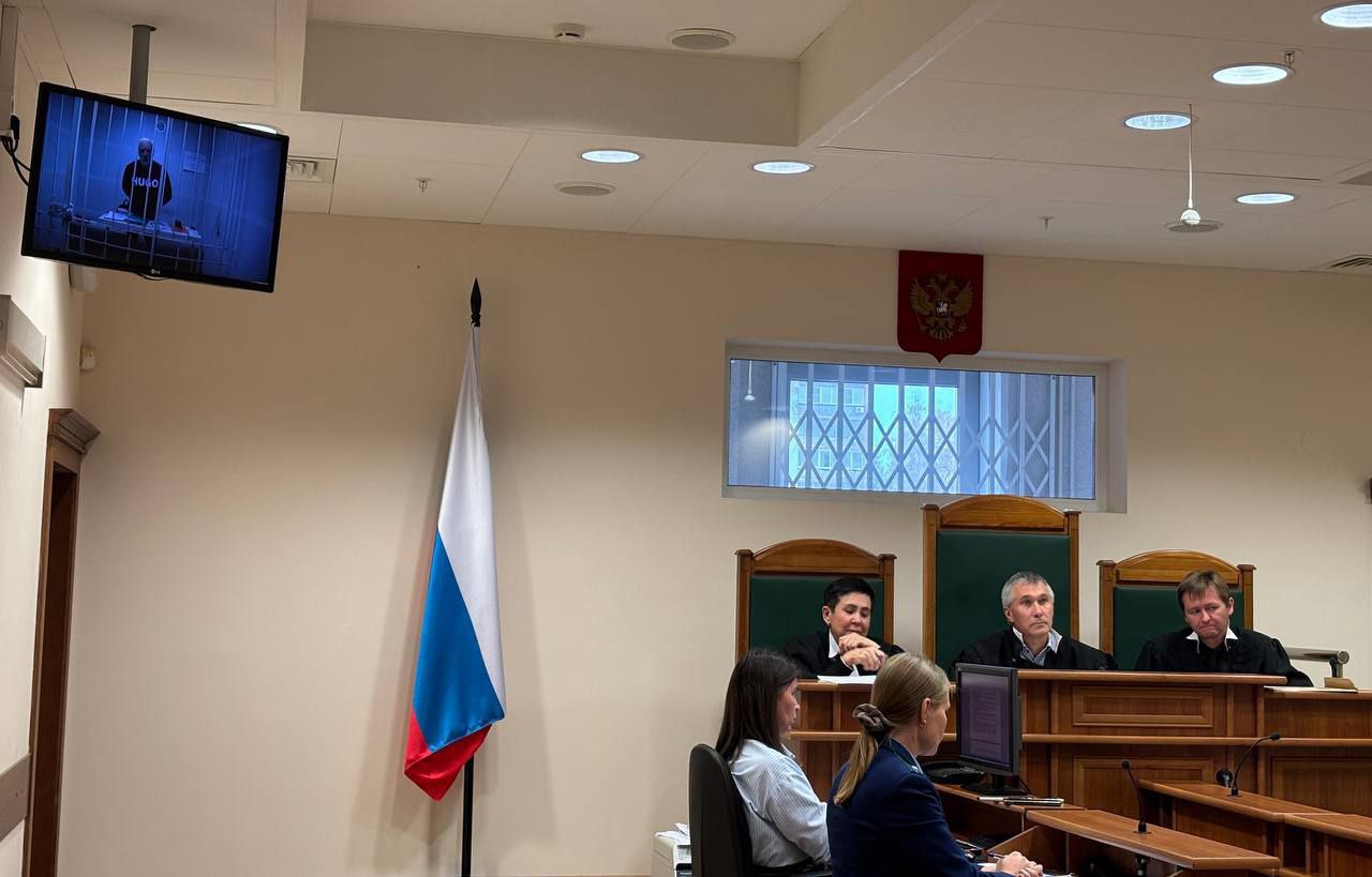 Верховный суд Удмуртии начал рассмотрение апелляции на приговор экс президенту Адвокатской палаты Удмуртии Дмитрию Талантову Государственный обвинитель не согласился с приговором ввиду неправильного применения уголовного закона в части квалификации преступления В апелляционных жалобах и дополнениях к ним защитники и сам осужденный выразили несогласие с приговором суда в связи с отсутствием в его действиях состава преступления просили его отменить и вынести оправдательный приговор Рассмотрение дела отложено на 28 октября в связи с занятостью защитника в другом процессе сообщила объединенная пресс служба судов Удмуртии Напомним Завьяловский суд Удмуртии в конце ноября 2024 года приговорил Талантова к 7 годам колонии Также Талантову запрещено занимать руководящие должности в юридической сфере в течение 4 лет Фото пресс служба судов УР Подписаться на Udm info