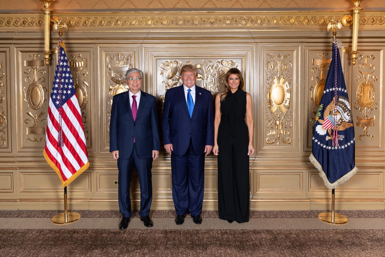 Токаев провёл переговоры с Трампом в Нью Йорке Президент Казахстана Касым Жомарт Токаев в рамках визита в Нью Йорк переговорил с президентом США Дональдом Трампом В ходе беседы главы государств обсудили перспективы двустороннего сотрудничества между Казахстаном и Соединёнными Штатами Особое внимание было уделено вопросам экономики и торговли Дональд Трамп подчеркнул важность расширения взаимодействия в этих сферах Стороны также обменялись мнениями по актуальной международной повестке Архивное фото Акорда t me orda kz