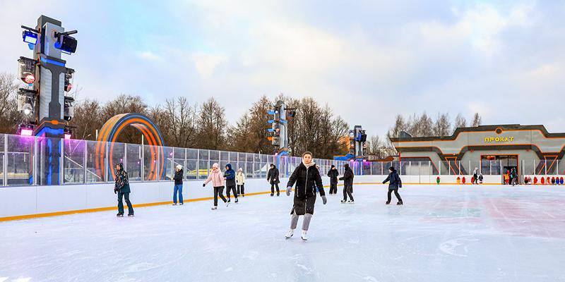 Бесплатные катки Московских сезонов будут работать до конца зимы Горожан ждут 25 ледовых площадок За состоянием льда и безопасностью следят специалисты На площадках работают пункты проката и заточки коньков организованы места для хранения вещей Кроме того жителей столицы приглашают посетить популярные платные катки проекта Зима в Москве Они открыты в музее заповеднике Коломенское Царицыно и других парках Билеты продаются в сервисе Мосбилет