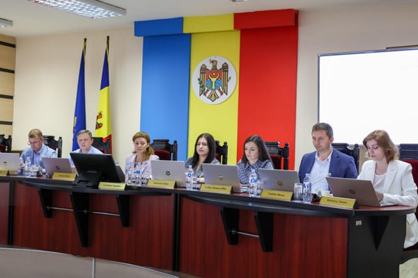 6 ноября Центральная избирательная комиссия ЦИК Молдовы на заседании утвердила размеры ежемесячных государственных дотаций выделяемых политическим партиям на ноябрь и декабрь 2025 года в соответствии с результатами парламентских выборов состоявшихся 28 сентября 2025 года Согласно решению комиссии размер государственной дотации за каждый действительный голос поданный за политические партии и избирательные блоки на парламентских выборах составит 0 99 лея за два месяца Кроме того ЦИК установила размеры дополнительных выплат за каждую женщину избранную депутатом 10 498 леев за каждого молодого депутата 21 580 леев за два месяца В то же время ЦИК приостановила выплату государственных дотаций на ноябрь и декабрь 2025 года для ряда политических формирований Партии За Будущее Молдовы Партии Общего Действия Гражданский Конгресс Национал либеральной партии Партии национального воссоединения ACASĂ и Партии Демократия дома Это решение принято в соответствии с ранее вынесенным постановлением согласно которому указанные партии были лишены права на государственное финансирование на определённые периоды