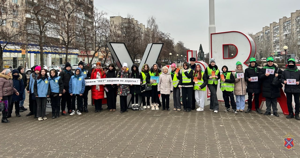 Сотрудники Госавтоинспекции совместно ЮИД провели акцию «Мы за безопасность на дороге»  В рамках общегородской акции «Вместе с родителями за безопасность на дороге» сотрудники Госавтоинспекции совместно с юными инспекторами движения из школ Красноармейского района призвали участников дорожного движения к взаимному уважению, которое является залогом безопасности. В ходе мероприятия участники акции проводили беседы, призывая водителей транспортных средств соблюдать Правила дорожного движения, скоростной режим вблизи пешеходных переходов, пропускать пешеходов и быть взаимно вежливыми.  Пешеходам в свою очередь рекомендовали не начинать переход проезжей части даже по пешеходному переходу, не убедившись в собственной безопасности, а также использовать световозвращающие элементы чтобы быть заметными на дороге в условиях плохой видимости.  Юные инспектора движения всем участникам дорожного движения вручили тематические памятки, которые изготовили сами.