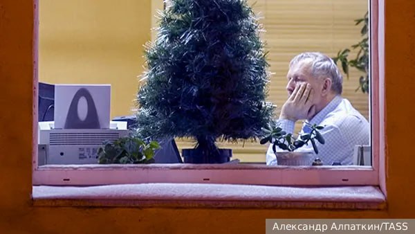 Мошенники начали использовать новую схему обмана россиян под предлогом доставки корпоративных подарков перед наступающим Новым годом Эксперты пояснили что злоумышленники рассылают сотрудникам компаний СМС сообщения якобы от службы доставки с уведомлением о корпоративном подарке от одного из клиентов В сообщении говорится что курьер не смог дозвониться до получателя и предлагается связаться напрямую по указанному номеру Киберпреступники создают иллюзию бизнес коммуникации используя открытые источники и сайты компаний чтобы собрать данные о клиентах и контрагентах После установления контакта мошенники могут запросить у жертвы персональные данные предложить оплатить несуществующие сборы или перенаправить на фишинговый сайт имитирующий сайт отправителя Эти действия направлены на хищение личной информации и денежных средств   Telegram MAX Читать эксклюзив