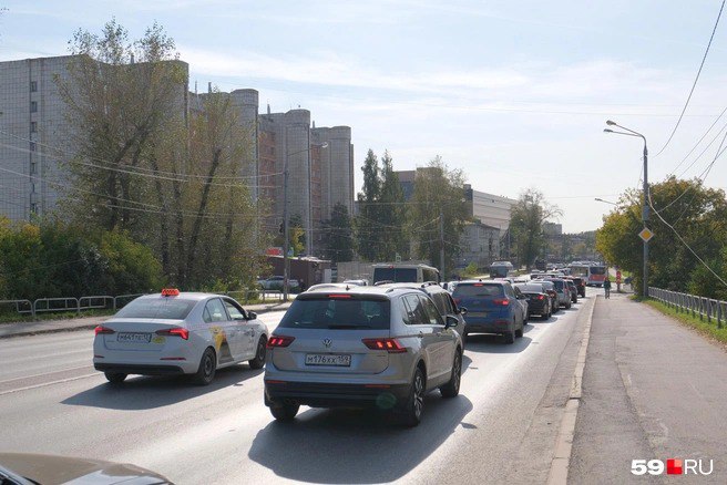 Полоса не справляется, нервы сдают... В Перми на шоссе Космонавтов новые ограничения — на этой неделе здесь перекрыли еще одну полосу. Смотрим фотографии, сочувствуем  возможно, сами себе .  Шоссе Космонавтов сейчас реконструируют, ездить по нему сложно и так. Но в конце августа пермяков добило то, что в районе пересечения с улицей Плеханова заставили бетонными блоками третью полосу в сторону центра. Это было сделано, чтобы водители не съехали с проезжей части. На этой неделе наши читатели сообщили о новом наблюдении.  — Трудно стало ездить еще и в сторону Гознака со стороны центрального рынка. После перекрестка с Плеханова перекрыли правую полосу. Там теперь работает спецтехника. Вместо двух полос для движения осталась одна. С плотным автомобильным потоком она не справляется, — пишет в редакцию   пермяк.  Судя по информации от Минтранса, страдать нам осталось недолго — работы на этом участке планируют завершить в течение сентября. Собираем силы в кулачок!    Подписаться   Прислать новость