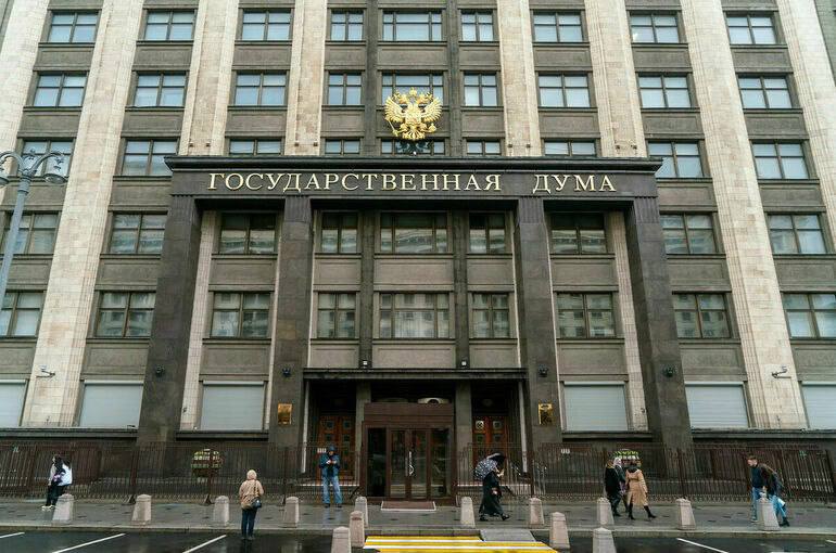 Как неоднократно подчеркивал, исполнительная и законодательная власти постоянно работают над совершенствованием мер социальной поддержки участников СВО и членов их семей. Так, на прошедшем круглом столе в Совете Федерации внесена инициатива по привлечению ветеранов СВО в востребованные отрасли анализа космических данных, создание умных роботов и работу с IT-системами. Данные направления в России испытывают дефицит квалифицированных кадров, вернувшиеся с фронта военнослужащие смогут его восполнить. В обучении участников боевых действий современным IT-специальностям заинтересованы и государство, и бизнес. Работать они смогут в самых разных направлениях – от создания программного обеспечения и систем искусственного интеллекта до цифровой архитектуры и предпродажной подготовки цифровых продуктов. Это позволит вернувшимся бойцам получить конкурентную профессию и быстрее вернуться к гражданской жизни.