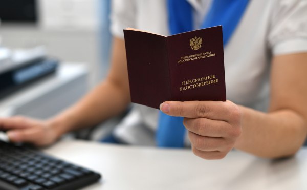 Депутат Госдумы предупредил о прекращении оформления в Москве статуса предпенсионера Условия присвоения этого звания изменились с начала года, отметил первый зампред комитета по контролю Дмитрий Гусев. «Сейчас такой статус могут получить те, кому исполнилось 55 лет женщины и 60 лет мужчины до 31 декабря 2024 года. А вот москвичам, которые достигли этого возраста начиная с 1 января 2025 года, статус не присваивается», — объяснил депутат. Парламентарий подчеркнул, что жители столицы, которые ранее уже получили это звание, сохраняют все меры поддержки до выхода на пенсию. Подпишись на «Говорит Москва»
