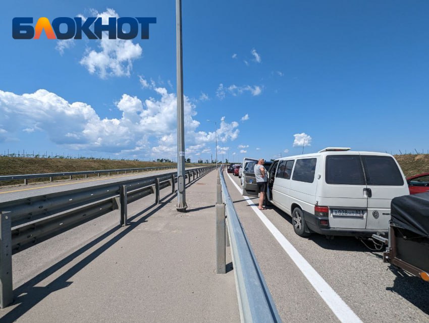 В конце рабочей недели более 1000 авто встали в пробке перед Крымским мостом Пробки образовались еще утром. С каждым часом количество автомобилей растет. В очереди со стороны Керчи находится более 960 транспортных средств. Со стороны Краснодарского края также есть затруднения. В очереди стоят 45 машин. Объявления работа Купи/продай авто Найти врача