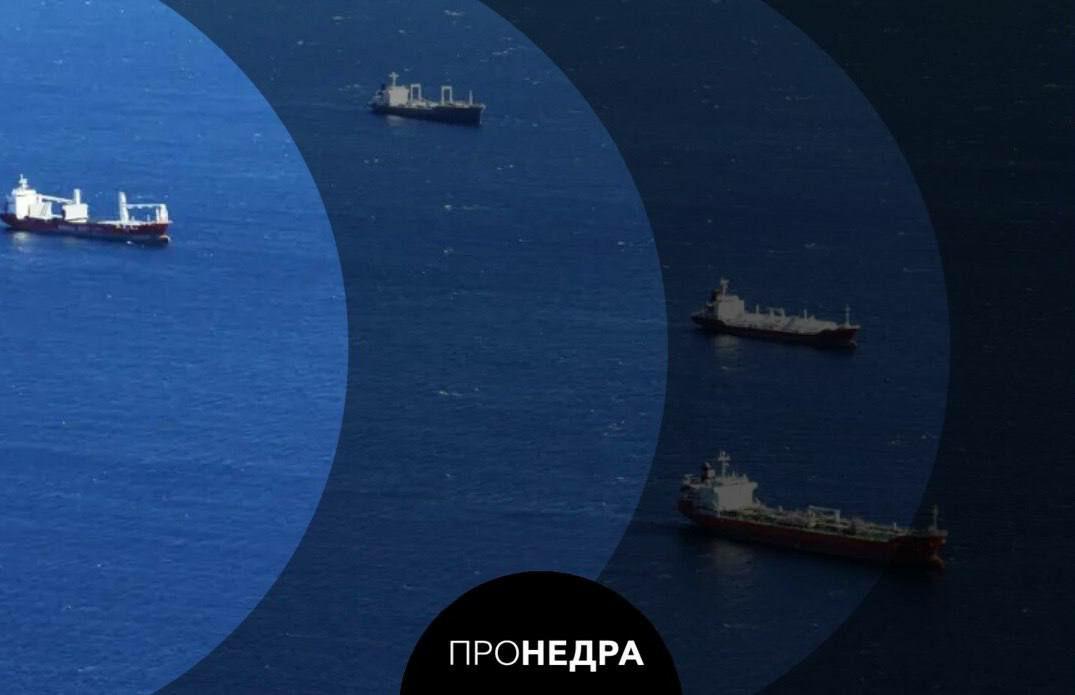 Снижение цен на нефть и ставок фрахта способствовало росту экспорта российского сырья По итогам апреля отгрузки через порты выросли до 448 тыс. тонн в сутки, вернувшись к уровню декабря. В условиях стабильного спроса на нефть в Азии и удешевления перевозок сохранение текущих объемов поставок ожидается и в мае. Ключевыми направлениями экспорта остаются Индия, Китай и Турция, где сохраняется стабильный спрос на российские сорта благодаря привлекательной цене. Средняя стоимость нефти марки Urals в российских портах в апреле составила 55,8 $ за баррель, а в начале мая опустилась до 51 $ за баррель. Пронедра/Подписывайся