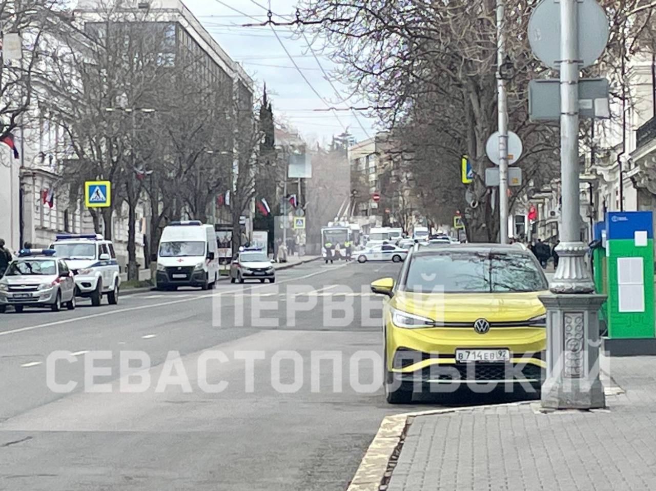 Сверток, по предварительной версии, обнаружен под днищем автомобиля на стоянке в районе ул. Ленина, 3  здание Заксобрания  – департамент общественной безопасности Севастополя.  Проводится проверка. Место происшествия оцеплено.    Первый Севастопольский