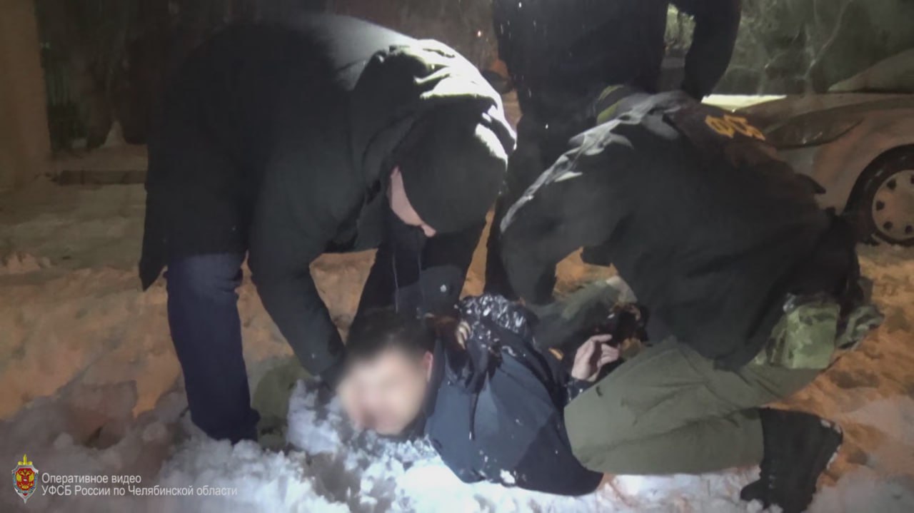 Задержанного ФСБ челябинца осудили на 20 лет за подготовку теракта Сторонника украинских националистов приговорили к 20 годам лишения свободы за попытку взорвать одно из административных зданий Челябинска. Первые пять лет он проведет в тюрьме, остальные — в колонии строгого режима. — Центральный окружной военный суд признал жителя региона виновным в покушении на террористический акт по части 3 статьи 30, части 1 статьи 205, госизмене — по статье 275, участии в деятельности террористической организации — по части 2 статьи 205.5 УК РФ, — прокомментировали в ФСБ. Приговор в законную силу пока не вступил. Следствие и суд установили, что перед покушением челябинец принял присягу одной из террористических организаций. Такое задание он получил от ее представителя из Украины. Также по указке иностранных кураторов он проводил разведку зданий силовых ведомств. Голосовать за канал