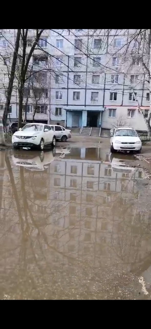 Самарцы выразили недовольство состоянием внутриквартальных дорог. Жители домов 3 и 5 на улице Тополей жалуются, что во время дождей вода скапливается на асфальте, разрушая его. «Во всём Приволжском микрорайоне сделали ремонт, а у нас на Тополей, 3 и 5, до сих пор не отремонтировали дороги, тротуары и детские площадки. Полный беспорядок», — говорят горожане. Проект ГТРК «Самара» «Жалобная книга». Свои обращения вы можете оставлять в личных сообщениях ГТРК «Самара» в социальной сети ВКонтакте и «Гостевой книге» сайта компании. : Сергей Доронин