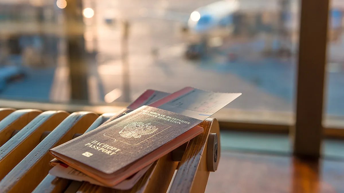 Цены на авиабилеты на новогодние праздники в этом году растут быстрее чем в прошлом В зависимости от направления они увеличились на 10 30 год к году Авиакомпании фиксируют повышенный спрос в Китай а агрегаторы в Европу и Японию остальной же топ зарубежных направлений остался традиционным это Турция Таиланд и ОАЭ По данным туроператоров число бронирований на праздники выросло год к году на 50 а покупать билеты пассажиры начали еще с конца лета jkinvest news jkinvest