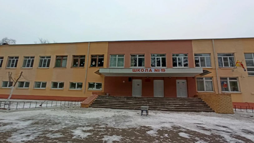 Почему не усилили охрану школ задается вопросом Екатерина Мизулина после того как девочка пришла в школу с ножом Как рассказывают одноклассники ученица школы 19 хотела напугать ребят По дороге в школу размахивала ножом и вела прямой эфир На входе положила нож в сумку рамки не сработали Но одноклассники сообщили учителям те вызвали полицию Почему не усилили охрану школ когда больше недели в местных пабликах распространяются угрозы нападений на школы и правоохранительные органы об этом знают вопрос открытый пишет Екатерина Мизулина Мы всегда на связи в Мах