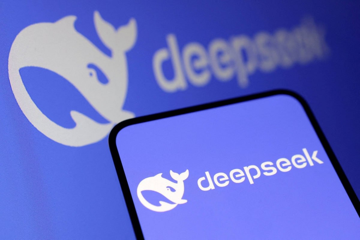 Фондовый рынок Китая привлек $1,3 трлн средств на волне успеха DeepSeek  За последний месяц китайский рынок привлек в общей сложности $1,3 трлн новых средств, включая инвестиции крупных хедж-фондов.   Популярность нейросети DeepSeek привела к резкому наплыву инвесторов на фондовый рынок Китая, прежде всего в акции технологического сектора. Кроме того, прорыв стартапа помогает вернуть инвестиции в акции из Индии в Китай.  Индия переживает рекордный отток наличности — около $720 млрд — из-за опасений по поводу ослабления макроэкономического роста, замедления корпоративных доходов и высокой стоимости акций.   Ожидается, что индекс MSCI China превзойдет индийский аналог третий месяц подряд, что произойдет впервые за два года.     Новости Китая   ЭКД