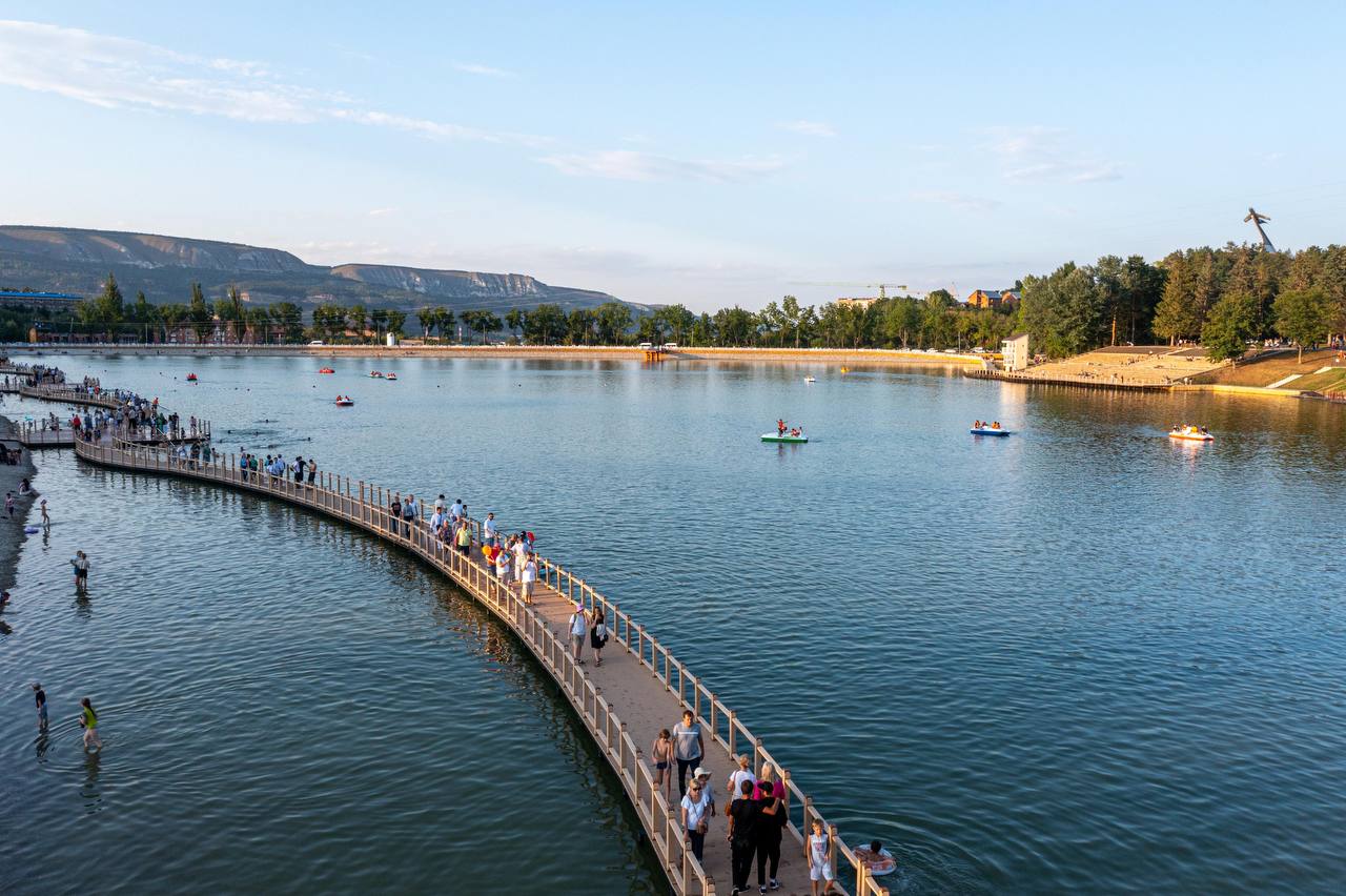 Число туристов в санаториях и гостиницах Кисловодска продолжает расти За 11 месяцев 2025 года в официальных коллективных средствах размещения Кисловодска отдохнули 497 тысяч человек По сравнению с аналогичным периодом 2024 года показатель увеличился на 5 Мы один из немногих курортных городов в которых турпоток продолжает расти Данные о туристическом потоке учитываются при планировании работы городской инфраструктуры и курортной отрасли в том числе по вопросам благоустройства транспортной доступности санитарного содержания общественных пространств а также формирования событийного календаря города курорта Для Кисловодска цифры турпотока это не просто статистика За ними стоит реальная нагрузка на город Курортный бульвар парк дороги коммунальные службы транспорт сфера услуг Ноябрь показал более 52 тысяч гостей а за 11 месяцев почти полмиллиона Это значит что город живёт не только летом и в каникулы а работает как курорт круглый год Наша задача чтобы при росте турпотока на 5 Кисловодск оставался удобным для жителей освещение безопасность нормальная организация пространства Мы будем дальше развивать инфраструктуру именно так чтобы рост туризма не превращался в дискомфорт а давал городу возможности для развития Добро пожаловать в Кисловодск город твоего сердца