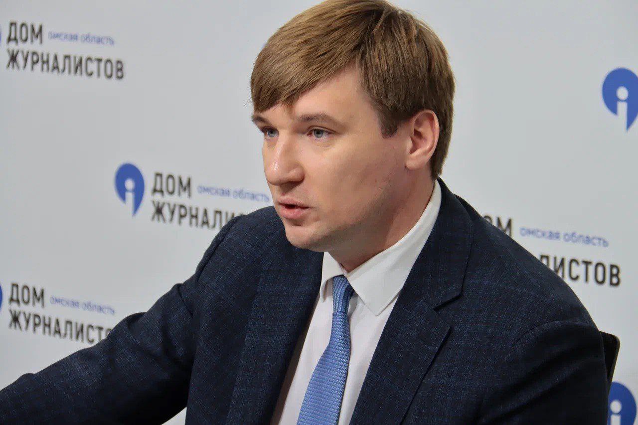 Антон Витальевич Киселёв назначен моим заместителем, директором департамента общественной безопасности администрации города. Он много лет служил в правоохранительных органах, работал в энергетике, до последнего времени занимал пост первого заместителя министра внутренней политики Омской области. Развитие сотрудничества с правоохранительными и контрольно-надзорными органами, всемерная помощь участникам специальной военной операции, а также их семьям, организация работы с добровольцами — лишь часть задач для нового руководителя.