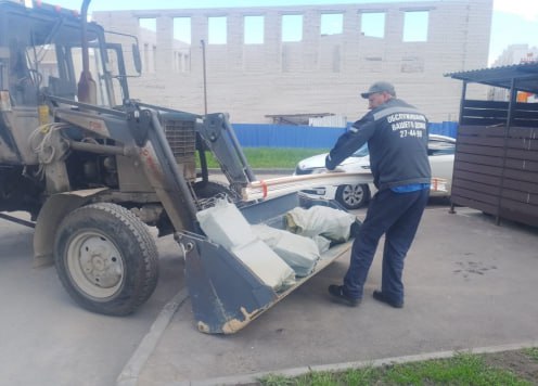С начала года управляющим компаниям Ульяновска направлено 106 рекомендаций по содержанию территории По поручению главы города Александра Болдакина в столице региона усилена работа с управляющими компаниями и собственниками объектов бизнеса по направлению содержания прилегающей территории - В Ульяновске за два месяца проделана колоссальная работа по наведению чистоты и порядка, благоустройству городских территорий. Наша общая задача – обеспечить качественное состояние и своевременную уборку всех городских пространств. Данные мероприятия детально обозначены в городских Правилах благоустройства. Ведущая роль здесь отводится субъектам бизнеса и управляющим организациям. В зоне своей ответственности они должны своевременно убирать мусор, косить траву, обеспечивать содержание фасадов, проводить озеленение территорий и уход за зелёными насаждениями, - подчеркнул градоначальник С 1 июня в соответствии с изменениями в КоАП Ульяновской области должны начать свою деятельность административные комиссии, которые будут следить за соблюдением Правил благоустройства и в упрощённом порядке привлекать к ответственности тех, кто нарушает указанные требования Подробнее