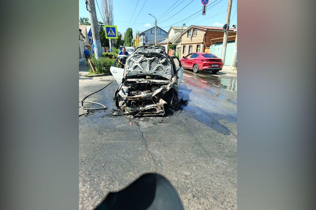 В Воронеже на Пеше-Стрелецкой улице сгорел автомобиль Сообщение о возгорании автомобиля на Пеше-Стрелецкой улице поступило в 10:01 4 июля. В результате пожара огонь уничтожил машину «Lada Granta». В результате происшествия никто не пострадал. ↗ Прислать новость Подписаться