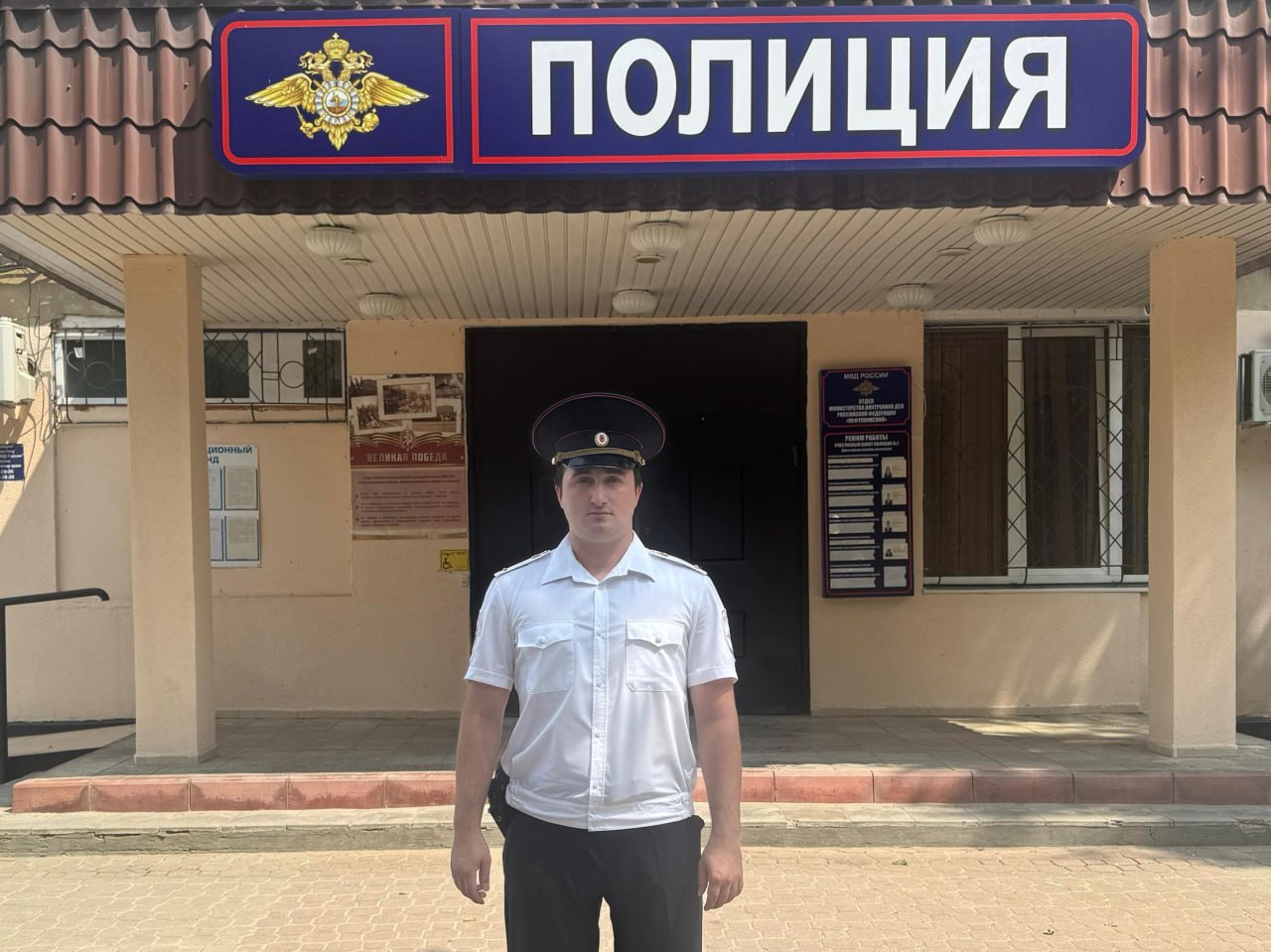 Пропавшего 3-летнего малыша в Нефтекумском округе помогли найти полицейские  В конце июля житель села Тукуй-Мектеб обратился в полицию с заявлением об исчезновении своего 3-летнего внука. Мальчика не смогли найти на территории кошары, где он находился.   Более 60 сотрудников полиции, прочесывали степную местность, распределившись цепочками, проверяя каждый метр территории. Через 2 часа поисков ребенок был найден в 2 километрах от дома в зарослях камыша и был напуган.   Полицейские доставили несовершеннолетнего родителям и выяснили, что мальчик катался на велосипеде рядом с кошарой. В это время мама занималась с младшим ребенком и не заметила, как старший случайно скатился в расположенный рядом оградительный ров для контроля движения скота. Выбраться мальчик не смог и пошел вдоль рва в поисках выхода. Родители поблагодарили полицейских за неравнодушие и оперативную помощь.