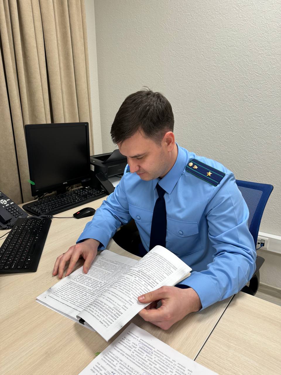 Судом Ямало Ненецкого автономного округа за осквернение Вечного Огня осужден житель Ноябрьска Установлено что в декабре прошлого года гражданин находясь в состоянии алкогольного опьянения на территории Площади Памяти Ноябрьска публично в присутствии жителей города при помощи бутылки с жидкостью затушил горелку Вечного огня находящегося у памятника Павшим в Великой Отечественной Войне и являющийся неотъемлемой частью мемориального комплекса Больше новостей на сайте ведомства