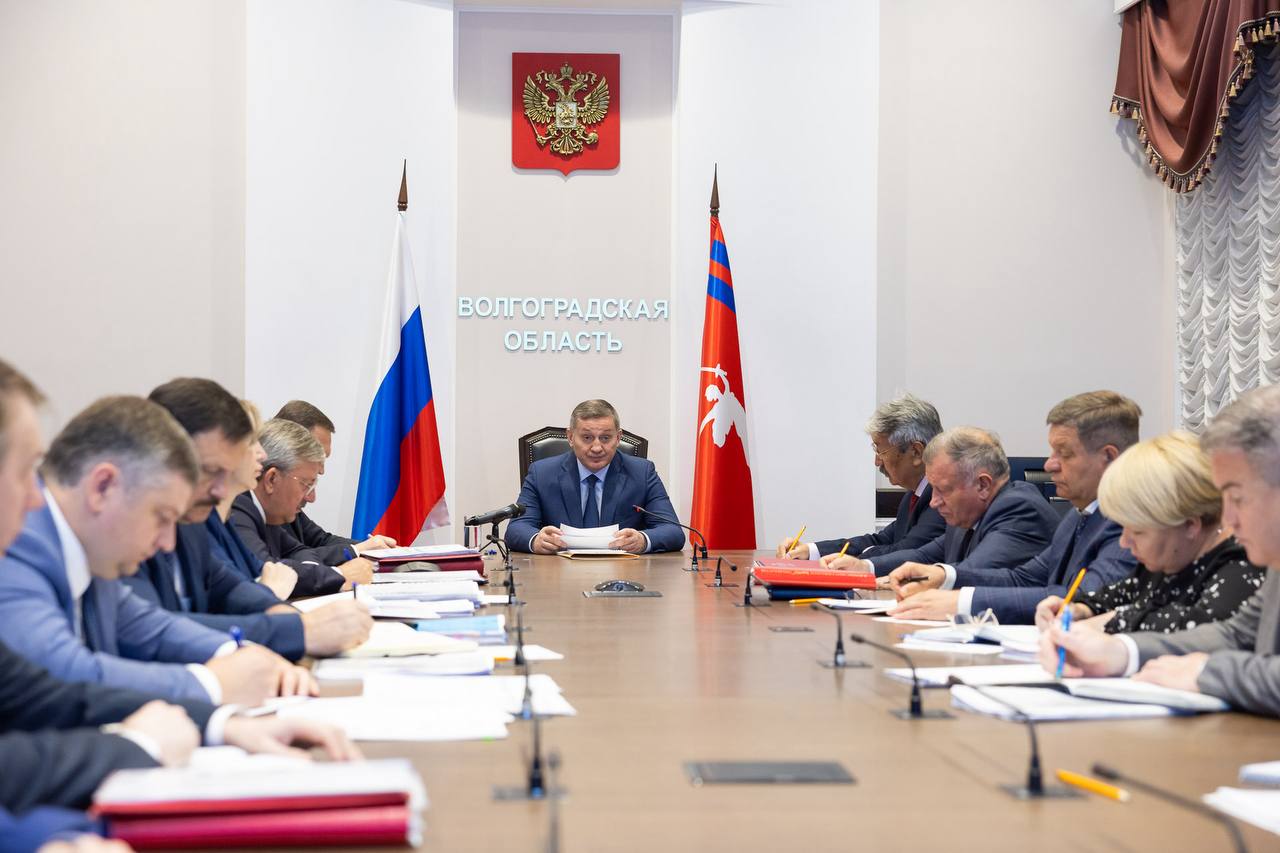 На всей территории Волгоградской области введен особый противопожарный режим  Из-за сухой и жаркой погоды, усиления ветра риск возникновения пожаров значительно вырос.   Губернатор Волгоградской области Андрей Бочаров: «В целом пожароопасная обстановка на территории Волгоградской области стабильная. В условиях объявленного 20 марта текущего года пожароопасного периода силы и средства региональной противопожарной службы работают в усиленном режиме. В плановом порядке реализуются основные и дополнительные меры пожарной безопасности. Учитывая прогноз специалистов Гидрометцентра России о сохранении на территории Волгоградской области жаркой, сухой погоды с резкими усилениями ветра, начало детской летней оздоровительной кампании, летнего туристического и дачного сезонов со 2 июня текущего года на всей территории Волгоградской области введен особый противопожарный режим, которым устанавливается действие целого ряда дополнительных, в том числе ограничительных мер, направленных на защиту жизни и здоровья людей, сохранность имущества и материальных ценностей, защиту природных ресурсов от огня».  Перед всеми профильными органами исполвласти поставлены дополнительные задачи, в том числе организовать и в ближайшее время провести областной учебно-методический сбор глав муниципальных образований по вопросам обеспечения пожарной безопасности с проведением показных пожарно-тактических учений.