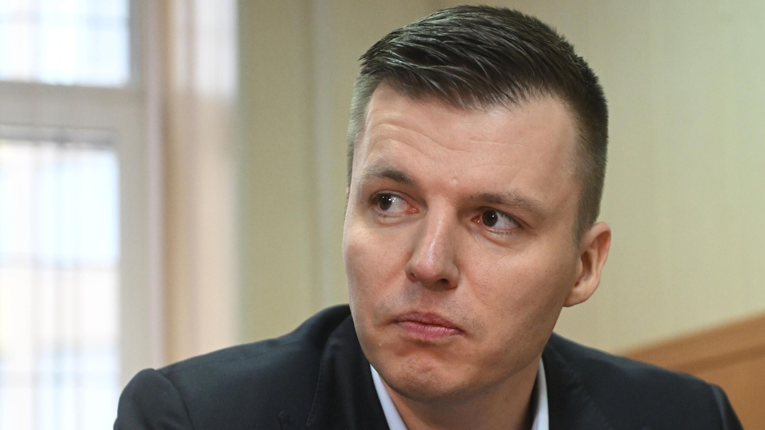 Гагаринский суд Москвы приступил к допросу блогера Артёма Чекалина по делу о выводе более 250 миллионов рублей в ОАЭ передает корреспондент РИА Новости из зала суда Ходатайство о допросе Чекалина заявила его защита Ходатайство удовлетворить перейти к допросу Чекалина огласила судья На прошлом судебном заседании Чекалин признал вину частично и не согласился с квалификацией дела по его мнению вменять ему нужно статью 198 УК РФ уклонение физлица от уплаты налогов Кроме того он заявлял что предпринимает все возможное чтобы погасить ущерб Его бывшая жена Валерия Лерчек не признала вину Она рассказывала в суде что занималась подготовкой фото и видео материалов для онлайн курса и как учредитель в зарубежных компаниях не значилась