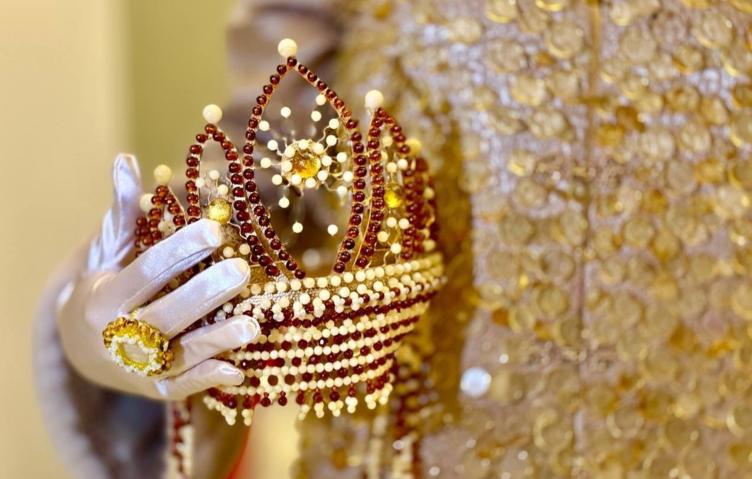 В Калининграде создали кокошник из 1 145 элементов янтаря Мастера Калининградского янтарного комбината создали кокошник из 1 145 янтарных деталей возрастом около 50 млн лет Кокошник изготовили полностью из натурального балтийского янтаря добытого на Приморском месторождении В изделии сочетаются круглые и граненые бусины а также кабошоны разных оттенков от редкого белого до более распространенных медового и коньячного Готовый головной убор весит 243 г Янтарный кокошник представили на подиуме IV Международного форума Содружество моды в Санкт Петербурге Газета о России о важном