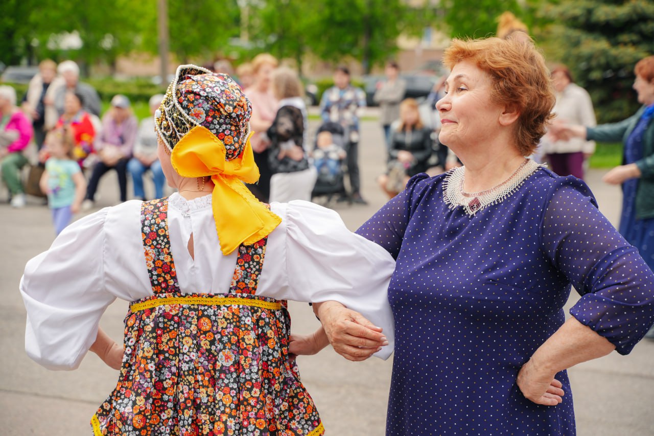 Культурно-досуговый центр «Максим» открыл проект «Городские танцевальные веранды». Событие привлекло большое количество жителей Приморского района серебряного возраста. Музыка, танцевальные мастер-классы и, самое главное, танцы — участники смогли в полной мере насладиться мероприятием. Одновременно с открытием у Культурно-досугового центра «Максим» танцевальные веранды стартовали по всему городу. Главной локацией стал Юсуповский сад – историческая площадка, на которой в конце XIX – начале XX века встречались желающие отлично провести время.
