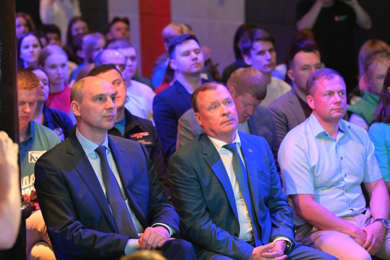 Денис Паслер обсудил с молодёжью Екатеринбурга вопросы развития города и области «Я уверен, что каждый из вас обладает достаточным потенциалом для того, чтобы ваш период молодости длился как можно дольше, был продуктивным, доставлял вам удовольствие и приносил пользу нашим городам, региону и всей стране. Наша молодёжь доказывает это реальными делами, участием в волонтёрских и патриотических проектах, которые стимулируют рост гражданской инициативы и сплачивают наше общество», – обратился врио губернатора Свердловской области Денис Паслер к юным уральцам на расширенном заседании Совета активной молодёжи 9 июня. Глава региона отметил работу молодых спасателей из Екатеринбурга. Студенческий корпус работал с гуманитарными грузами в Курской области и помогал местным жителям. «Высоко ценю работу молодых уральских волонтёров, которые рассказывают жителям о возможностях федерального проекта по формированию комфортной городской среды и помогают проголосовать за объекты благоустройства. Это очень важно. С такой мощной поддержкой Свердловская область несколько лет находится в лидерах по количеству участников голосования. А значит, мы получаем отличную возможность и ресурсы для того, чтобы благоустроить парки, скверы и аллеи, превратить их в любимые места отдыха жителей», – добавил Денис Паслер. Отвечая на вопросы молодых людей, врио губернатора совместно с главой Екатеринбурга Алексеем Орловым обсудил возможность благоустройства парковки на площади 1905 года в Екатеринбурге, а также более активную реализацию молодёжных инициатив.