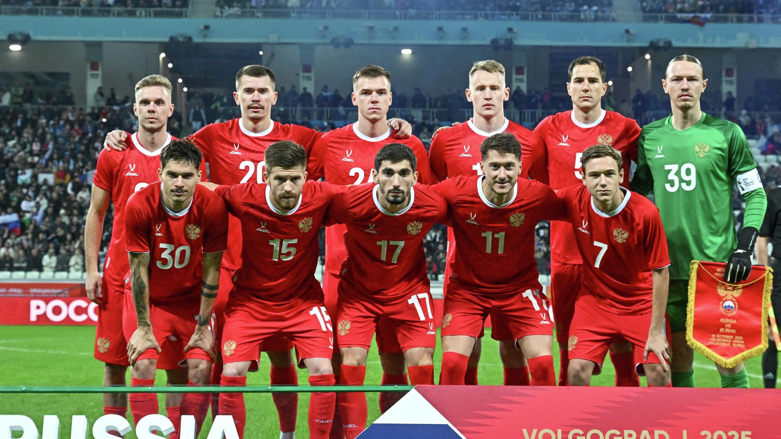 Сборная России опустилась с 33 го на 36 е место в рейтинге Международной федерации футбола ФИФА новая версия которого опубликована в понедельник на официальном сайте организации В активе российской команды 1524 52 балла Первая тройка рейтинга не претерпела изменений лидирует сборная Испании 1877 18 очка далее идут команды Аргентины 1873 33 и Франции 1870 Сборная Марокко после выхода в финал Кубка африканских наций прибавила три позиции и поднялась с 11 й на 8 ю строчку 1736 56 вытеснив из первой десятки команду Хорватии 1716 88 Победитель турнира сборная Сенегала прибавила семь позиций поднявшись с 19 го на 12 е место 1706 83