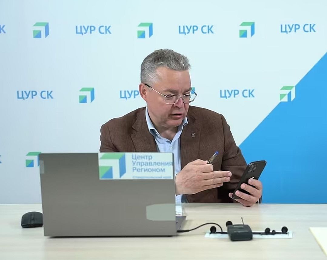Губернатор Владимиров рассказал о развитии военного городка в Ставрополе Сегодня,13 мая, губернатор Ставрополья Владимир Владимиров проводит свою прямую линию в соцсетях. Первый вопрос, прозвучавший в эфире, касался покоса травы на территории военного городка в краевой столице. Один из пользователей отметил, что порядок был наведён только якобы перед визитом заместителя министра обороны РФ Анны Цивилевой в августе 2024 года. Глава региона подчеркнул, что во время рабочей поездки в военный городок люди сообщали о различных проблемах, и никакого порядка не было. Сейчас ведётся активное благоустройство района. В частности, идут торги в отношении школы № 39 и разрабатываются планы по приведению в порядок земельного участка. «Эти планы мы точно осуществим», — сказал Владимир Владимиров.
