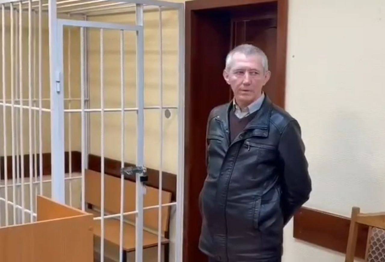 Главу Урдомы приговорили к 2 5 годам колонии за злоупотребление полномочиями Вилегодский районный суд признал главу муниципального образования Урдомское Сергея Якимова виновным в совершении тяжкого преступления злоупотреблении должностными полномочиями Суд установил что Якимов включил в бюджет не подтвержденную дотацию в 12 3 млн рублей а затем умышленно занизил объем финансирования для местного Дома культуры Вместо необходимых 12 2 млн рублей учреждение получило лишь 6 6 млн В результате 15 работников культуры более трех месяцев не получали зарплату что причинило им значительный материальный ущерб Вину Якимов не признал Суд приговорил его к 2 5 годам колонии общего режима с запретом занимать руководящие посты на госслужбе в течение двух лет Приговор еще не вступил в законную силу В Архангельской области есть вообще честные чиновники Что ни месяц то кого определяют в исправительные учреждения