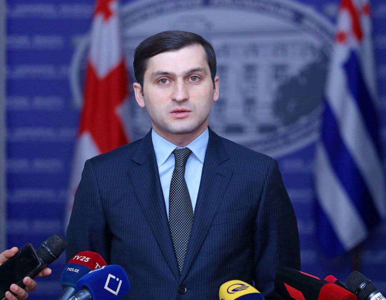  Бывший председатель правительства Аджарии Торнике Рижвадзе госпитализирован с огнестрельным ранением. По данным МВД, он был доставлен в клинику Geo Hospitals в Сагареджо. У него повреждено легкое, и его состояние оценивается как стабильно тяжелое. Оппозиционные местные СМИ сообщают, что в одежде мужчины было найдено прощальное письмо. Расследование начато по статье "доведение до самоубийства". Кроме того, по обвинению в небрежном хранении огнестрельного оружия задержан один человек. После выяснения других подробностей дело может быть переквалифицировано. ℹ Рижвадзе ушел в отставку с поста главы Аджарии в 2025 году, занимая эту должность семь лет. Сайт / Телеграм / Инстаграм / YouTube