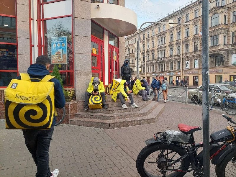 Петербург режет рынок доставок и такси С ноября город запрещает мигрантам работу курьерами по патенту и ограничивает доступ в такси уже с 7 ноября часть водителей начнут отключать а с 22 го истекает переходный период В индустрии оценивают что парк сократится примерно на 12 это ударит по времени ожидания и ценам Компании говорят про оптимизацию маршрутов но чудес не бывает меньше рук выше тарифы и дольше доставка Что это означает на практике дефицит такси в часы пик и рост среднего чека перекройка графиков складов и последней мили ускоренный набор местных и серая миграция в квази агентские схемы больше роботов раскладчиков и алгоритмов меньше живых исполнителей