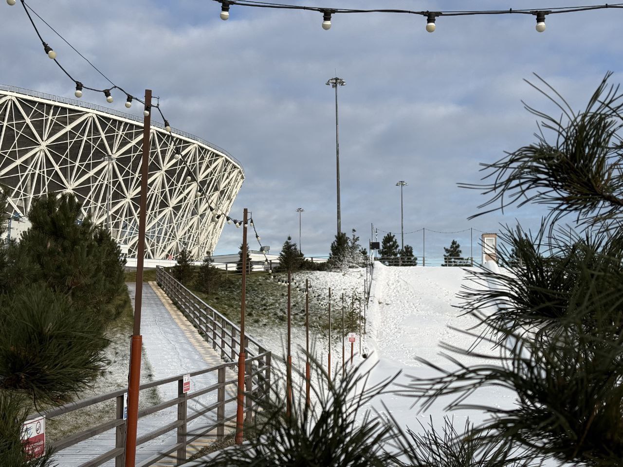 До 15 сантиметров искусственных осадков выпало на снежных горках в ЦПКиО Волгограда С помощью специальных пушек снежный покров подготовили на первом спуске Сейчас работы ведутся на второй трассе Покататься можно будет уже в скором времени обещают в пресс службе ЦПКиО События по волгоградски по волгоградски