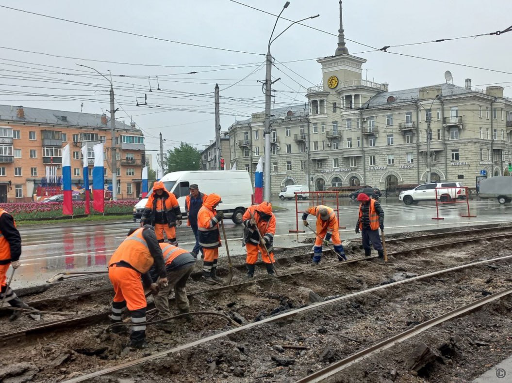 Комитетом по дорожному хозяйству и транспорту ведется мониторинг транспортной обстановки в связи с ремонтом переезда на площади Октября Как сообщил заместитель главы администрации города по дорожному хозяйству и транспорту Андрей Курышин , накануне 12 мая в 22-00 часов начаты работы на трамвайном переезде на площади Октября. По поручению главы города Вячеслава Франка комитетом по дорожному хозяйству и транспорту ведется мониторинг транспортной обстановки на данном участке. На площади организовано дежурство 4 экипажей ГИБДД, которые помогают регулировать дорожную ситуацию. Андрей Курышин отметил, что во избежание заторовых ситуаций горожанам рекомендовано заранее выбирать пути объезда данного участка. Для объезда можно выбрать улицы Профинтерна, Деповскую, Молодежную, Советской Армии, Матросова, Новоугольную, проспекты Калинина и Комсомольский, Социалистический. Также попасть в центральную часть города можно следуя по улице Челюскинцев, Кутузова и др. Водителей просят быть внимательными при проезде указанного участка, неукоснительно соблюдать требования сотрудников ДПС и временных дорожных знаков. По словам Андрея Курышина, заторовые ситуации, возникшие на данный момент на проспекте Ленина и проспекте Строителей связаны в том числе с часом пик и ухудшением погодных условий. Согласно сервису «Яндекс-пробки», затор ослабевает. За последний час снизился с 8 до 7 баллов.