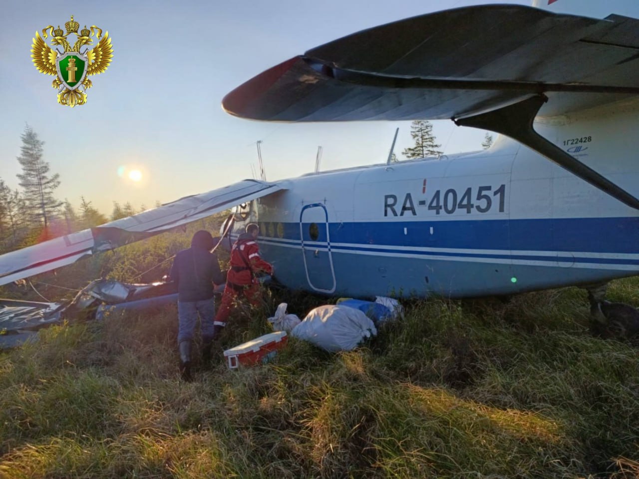 Опубликованы первые кадры приземлившегося в якутской тайге самолета золотодобытчиков Якутская транспортная прокуратура опубликовала первые кадры с места происшествия в Якутии. Напомним, что 8 июля 2025 года воздушное судно Ан-2 ООО «Золото Ыныкчана», следовавшее по маршруту поселок Жиганск – село Оленек, совершило вынужденную посадку в лесном массиве в 300 км от пос. Жиганск. На борту воздушного находилось 3 члена экипажа, пострадавших нет. Якутской транспортной прокуратурой организована проверка соблюдения законодательства о безопасности полетов. Напомним, что в прошлом году самолет Ан-2 артели "Золото Ыныкчана" также приземлялся в лесу на склоне горы. На борту тогда были музыканты, выступавшие на корпоративе компании. Никто не пострадал. Новости Yakutsk News