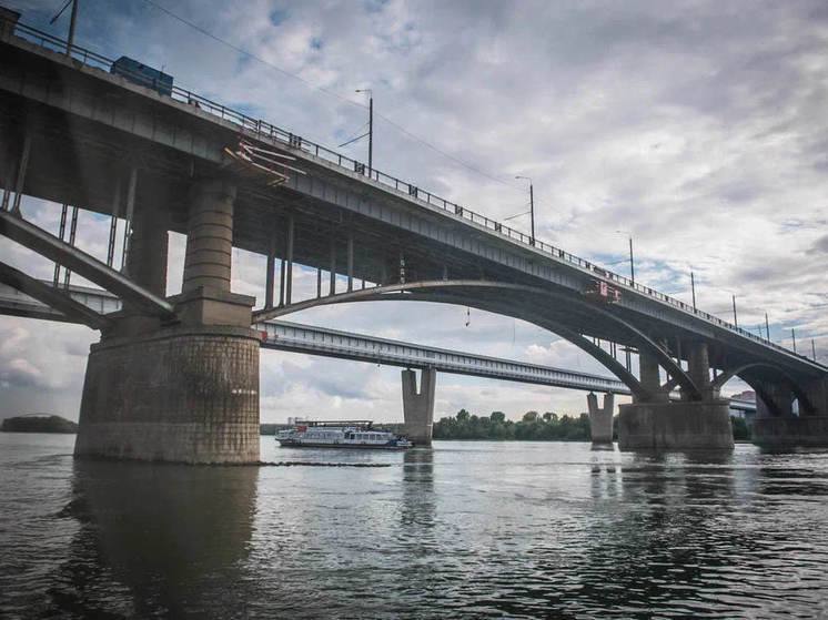 В Новосибирске ремонт Октябрьского моста могут перенести на год  В Новосибирске сроки ремонта Октябрьского моста могут быть перенесены на один год в связи с ходом работ на Димитровском мосту. В 2025 году на восстановление Димитровского моста запланировано более полумиллиарда рублей.