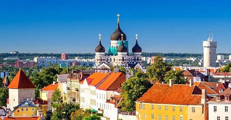 Рийгикогу принял в третьем чтении поправки к Закону о церквях и приходах — 68 депутатов «за», 17 «против». Закон ранее отклонил президент Карис, указав на несоответствие Конституции, после чего текст был доработан. Из документа убрали запрет на внешнее руководство, но оставили ограничение: «религиозная организация не может иметь экономическую зависимость от зарубежного центра, если тот представляет угрозу Эстонии». «Мы уточнили текст закона... Думаю, текст стал гораздо лучше», — заявила глава правовой комиссии Мадис Тимпсон. Оппозиция с этим не согласна. Варро Вооглайд указал, что «внесённые изменения носят лишь косметический характер». По его словам, «Конституция — это не пустая фраза... даже политически желанные инициативы не могут нарушать Основной закон». «Закон по-прежнему вмешивается во внутреннюю жизнь религиозных организаций, , заставляя их принимать решения, противоречащие совести и каноническому праву», — ответили в Эстонской православной церкви.