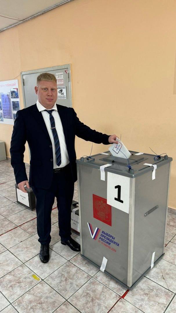 Единоросс из Тольятти чья жена рожала в Чили отказался дать комментарий Исполнительный секретарь местного отделения Единой России в Тольятти Иван Жиляев ездивший вместе с женой на роды в чилийской частной клинике не стал комментировать ситуацию После вопроса корреспондента Ъ он бросил трубку Иван Жиляев ездил вместе с женой в Чили где его супруга родила ребенка в одной из частных клиник Информация об этом была размещена на странице организации помогающей состоятельным россиянам Ранее его бывший однопартиец депутат городской думы Тольятти Александр Дорожкин извинился перед всеми кого задела ситуация с родами его жены в чилийской частной клинике Свою страницу во ВКонтакте он закрыл а пост выложен на странице тольяттинского отделения Единой России в этой же соцсети При этом комментарии отключены Депутат принял решение выйти из партии Супруга Александра Дорожкина Любовь Марченко недавно поделилась в запрещенном в России Instagram что родила второго ребенка не в России а в Чили чтобы обеспечить ему сильный паспорт с возможностью свободно путешествовать по миру Жена депутата добавила что рассматривались варианты с США и Канадой В Чили говорят на испанском языке это очень красивый язык Мне бы хотелось чтобы мой малыш обладал всеми этими сверхвозможностями уточнила она kommersant volga