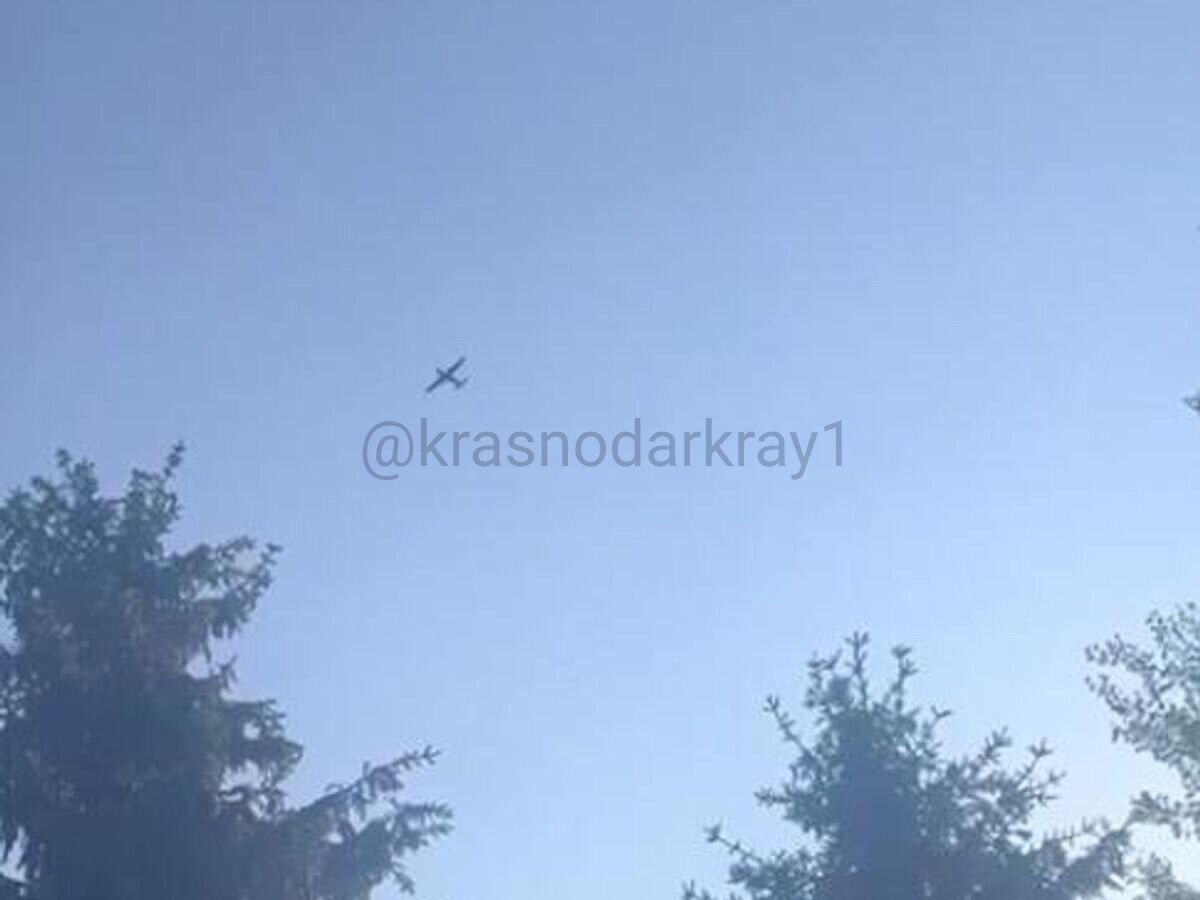 Три БПЛА упали в Адыгее Ночью в Майкопе на территории дачного товарищества упал беспилотник, еще два БПЛА упали в Гиагинском районе республики. Пострадавших и разрушений нет. В Майкопе при обследовании территории были эвакуированы 4 человека, но они уже вернулись в свои дома. Опасности для жителей нет. На местах работают сотрудники оперативных служб, представители администрации муниципалитетов. Ваши видео высылайте нам в бот Подпишись поделись Прислать видео новость