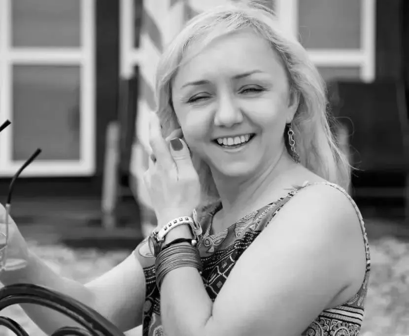 Елена Рыбалко звезда КВН погибла в Адлере Её сбила машина Артистка переходила дорогу в неположенном месте Водитель Toyota не успел затормозить От полученных травм она скончалась на месте происшествия Елена выступала в команде Утомлённые солнцем в Высшей лиге КВН в 2000 х годах После чемпионства в 2003 году она участвовала в юбилейных играх kub news ru