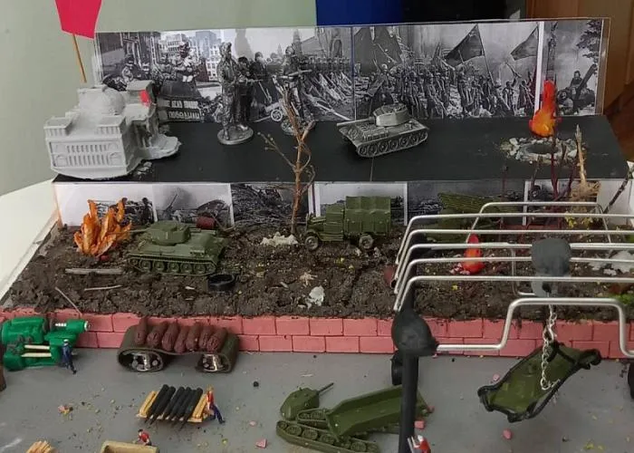 Вечёрка Школьники показали подвиг Танкограда в диораме о Челябинске Школьники региона представили на областной конкурс военно исторических диорам работу о подвиге Танкограда трудовом вкладе Челябинска в Победу в Великой Отечественной войне Лучшие из проектов сразятся за приз в полмиллиона рублей Всего на региональный этап заявились 19 коллективов из городских и сельских школ детских садов и техникумов Самыми популярными сюжетами среди челябинских школьников стали Сталинградская битва подвиги санитаров бойцов Красной армии и тружеников тыла Лучшие работы отправят на федеральный конкурс военно исторических диорам Награждение пройдет в Музее Победы на Поклонной горе в Москве Читайте Вечерку там где удобно Дзен ВКонтакте Одноклассники Max Telegram Написать нам подробнее на канале Вечёрка