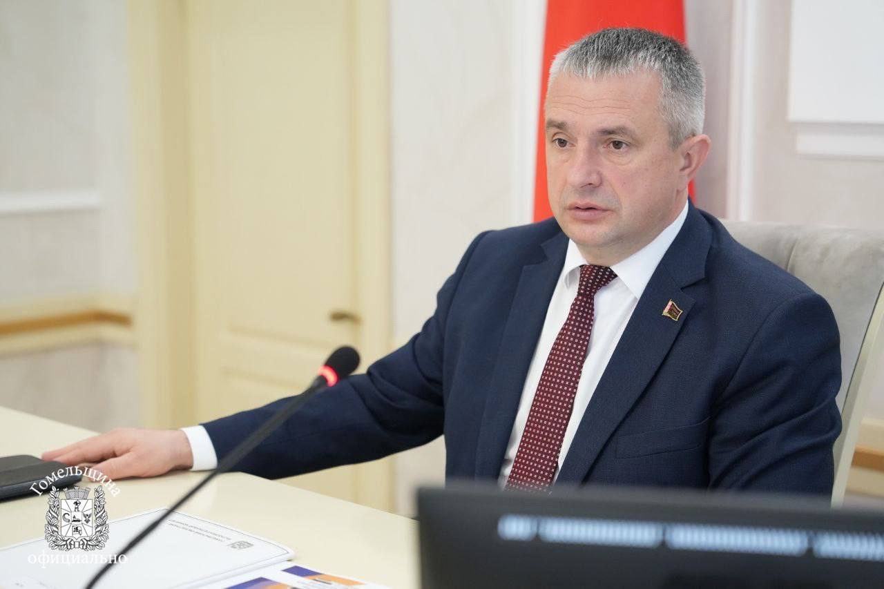 Председатель облисполкома Иван Крупко провел совещание посвященное развитию строительной отрасли региона Основной темой стало будущее Гомеля планируется расширение улиц снос устаревшего частного жилья модернизация инженерных сетей возведение многоквартирных и индивидуальных домов а также улучшение дорожной и пешеходной инфраструктуры для создания комфортной городской среды Губернатор поручил главе Гомельского горисполкома и руководителям администраций города разработать тридцатилетнюю программу сноса и определить перспективные зоны для индивидуального жилищного строительства Это позволит жителям планировать реконструкцию и строительство собственных домов зная где не будет возводиться многоквартирное жилье В совещании также принял участие помощник Президента инспектор по Гомельской области Руслан Пархамович