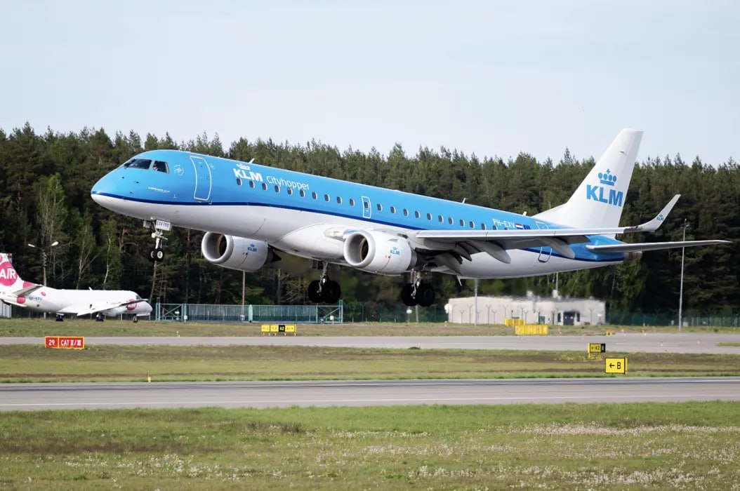 NOS: авиакомпания KLM отменяет рейсы на Boeing-787 из-за технических проблем Нидерландская авиакомпания KLM отменила часть рейсов на лайнерах Boeing-787 из-за технических проблем, связанных с деталями, используемыми при заправке топлива. Об этом сообщил телеканал NOS. По его информации, в субботу были отменены три рейса на бортах Boeing-787 - в города Мехико, Чикаго и Портленд. Рейсы в Чикаго и Портленд отправятся 3 мая с задержкой на других бортах. Пассажиры, направляющиеся в Мехико, смогут вылететь в воскресенье. Не исключены отмены других рейсов. Как отмечает NOS, технические проблемы связаны с некачественным проведением обслуживания лайнеров: вместо протокола, задействуемого для проверки Boeing-787, была проведена процедура, предназначенная для Boeing-777.
