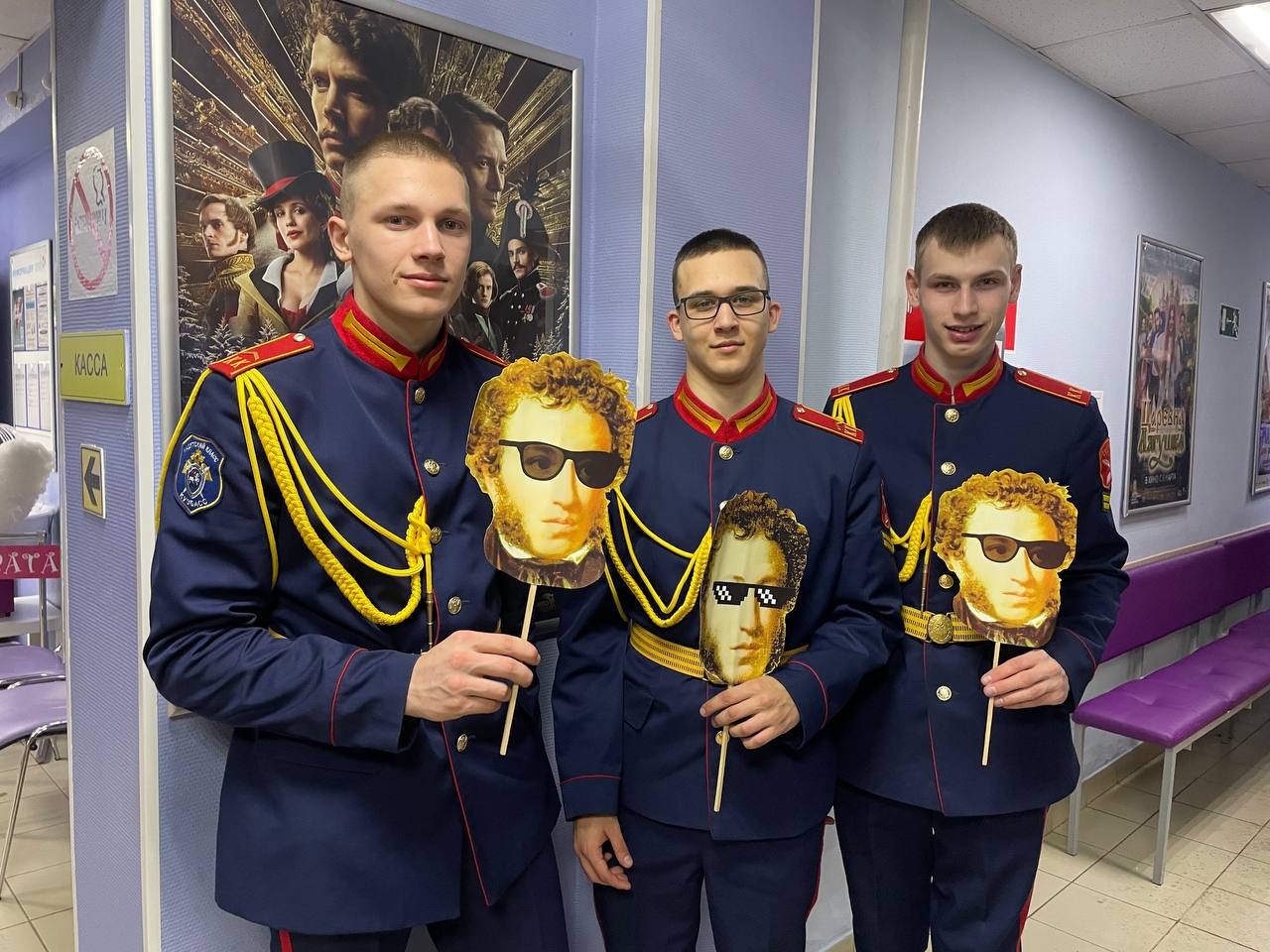 Реализацию федеральной программы «Пушкинская карта» обсудили на совещании в правительстве Кузбасса Программа входит в нацпроект «Семья», который реализуется по инициативе Президента РФ Владимира Путина. На сегодняшний день свыше 171 тысячи кузбассовцев в возрасте от 14 до 22 лет являются держателями «Пушкинской карты» и регулярно посещают по ней учреждения культуры. С начала года было проведено более 12,7 тысячи мероприятий, которые посетили 378 тысяч человек. Это позволило учреждениям культуры региона получить более 176 млн рублей. «Программа «Пушкинская карта» дает молодежи уникальную возможность бесплатно знакомиться с богатым культурным наследием региона. В то же время для наших учреждений культуры это способ получения дохода из федеральных средств. Нужно привлекать к нам на фестивали и различные события, в наши музеи и театры группы молодежи из соседних регионов. Это позволит ребятам из Томской, Новосибирской областей и Алтая познакомиться с Кузбассом, а нашим учреждениям — вкладывать полученный доход в новые интересные для молодежи проекты», — поручил губернатор Кузбасса Илья Середюк. В Кузбассе к программе подключено 304 учреждения культуры. Они предлагают молодежной аудитории широкий выбор — от театральных постановок и выставок до мастер-классов и кинопоказов. Для держателей «Пушкинской карты» в Кузбассе предусмотрена насыщенная летняя программа. В афише более 5,5 тысячи мероприятий. Посмотреть ее можно в телеграм-боте и канале.