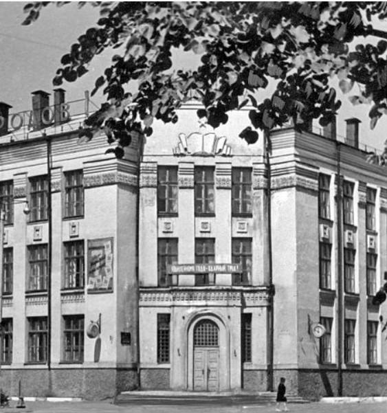 Архитектурное бюро nefa architects завершило проект реконструкции комплекса исторических зданий в центре Йошкар-Олы. Обновленное советское здание сначала типография, затем – ЦУМ превратилось в современное пространство, в котором теперь расположен офис одной из ведущих IT-компаний Марий Эл. Ядром проекта стала бывшая Республиканская типография, возведенная на пересечении улиц Комсомольской и Кремлевской в 1959 году. Было необходимо сохранить дух этого места, подчеркнув важную для истории города преемственность промышленной функции здания и красоту его архитектуры. А также учесть, что к типографии примыкают помещения бывшего Дома книги и Дома быта, которые также являются частью проекта и должны быть связаны с основными зданием. Были полностью сохранены фасадные группы с их рельефным декором и набором колористических решений. При этом благодаря использованию в облицовке фасада натурального камня, фальцового металла и перфорированных железных листов, подчеркнута промышленная эстетика и новая функциональность здания. #проекты #projects