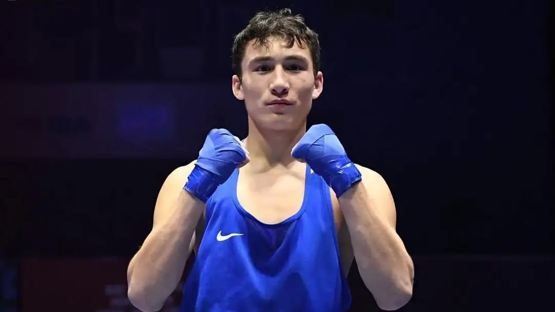 Казахский чемпион мира  играючи нокаутировал соперника в битве за медаль чемпионата Азии    В Бангкоке     проходит чемпионат Азии U19, U22 под эгидой World Boxing.  В категории U22 категории до 80 кг Санжарали Бегалиев боксировал с южно-корейцем   Дон Хён Ли.  Казахстанец лихо раздёргивал оппонента, раз за разом заставляя удары оппонента, как говорят в футболе, "пускать в молоко". Несмотря на одинаковые габариты было ощущение того, что руки Санжарали были длиннее в несколько раз. Он превосходно чувствовал дистанцию, своевременно её сокращал и поражал лицо соперника кинжальными атаками. Далее Бегалиев в своём стиле начал провоцировать Ли, чтобы тот выдавал больше ответных реакций.  Кореец не знал, что делать с рваным темпом представителя Казахстана, который разнообразил свои атаки до безобразия. Было ощущение, что Дон Хён вчера пошёл на занятия бокса - настолько был хорош наш боец. Двойки, джебы, апперкоты, уклоны, сайд-степы - всё было при нём. Он решил продлить бой на три раунда и уверенно выйти в полуфинал чемпионата Азии, напоследок отправив Ли в нокдаун, а затем и вовсе судья остановил поединок.  Разгромное решение судей в пользу Санжарали Бегалиева. Таким образом, Санжарали обеспечил себе как минимум бронзовую медаль.  Напомним, что Санжарали является чемпионом мира в весовой категории до 75 кг среди молодёжи 2024 года.
